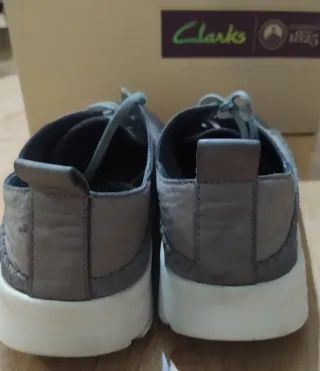 Zapatos Clarks grises
