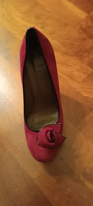 Scarpe rosse con fiore, tacco alto. Taglia 40