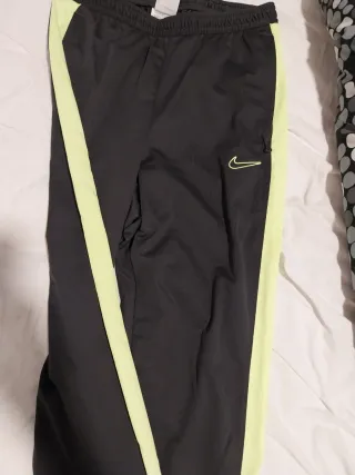 Pantalones deportivos Nike negros y verdes