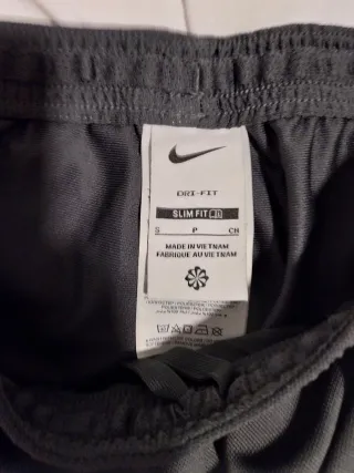 Pantalones deportivos Nike negros y verdes