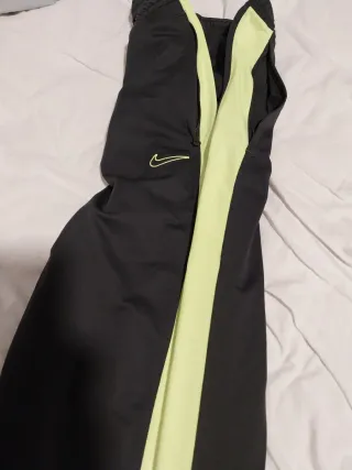 Pantalones deportivos Nike negros y verdes