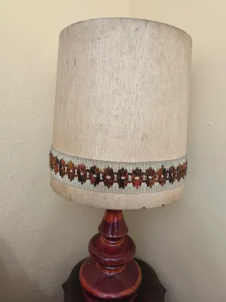 Lámpara de salón cerámica y mesita madera