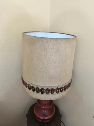 Lámpara de salón cerámica y mesita madera