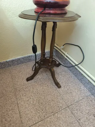 Lámpara de salón cerámica y mesita madera