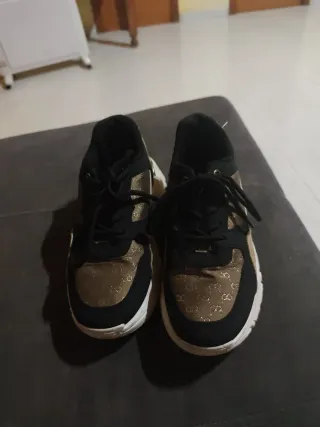 Zapatillas deportivas negras y doradas