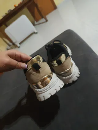 Zapatillas deportivas negras y doradas