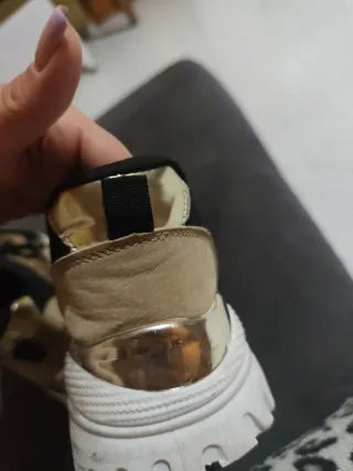 Zapatillas deportivas negras y doradas