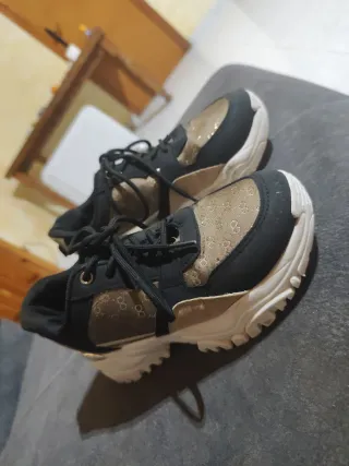 Zapatillas deportivas negras y doradas