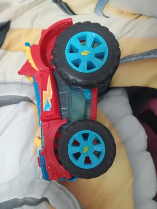 Superthings Coche Escupe Muñecos