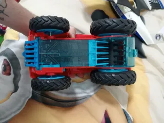 Superthings Coche Escupe Muñecos