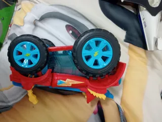 Superthings Coche Escupe Muñecos