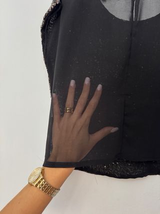 Blusa lentejuelas manga corta y transparencias