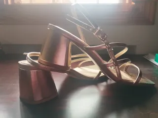 Sandalias tacón Stradivarius T38 doradas