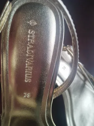 Sandalias tacón Stradivarius T38 doradas