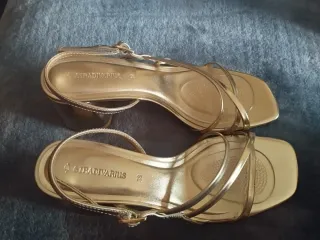 Sandalias tacón Stradivarius T38 doradas