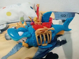 Tiburón Pirata con Moneda y Rey