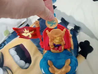 Tiburón Pirata con Moneda y Rey