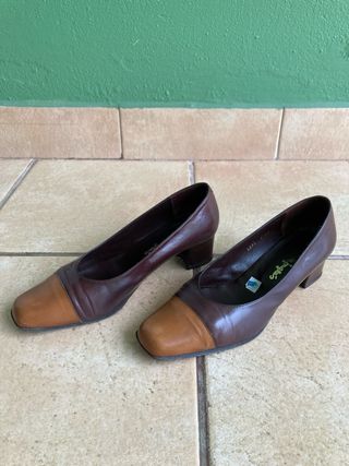 Zapatos de tacón marrones con puntera