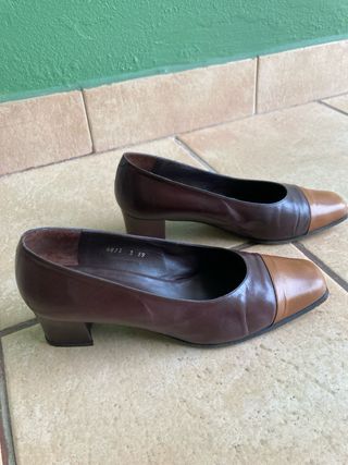 Zapatos de tacón marrones con puntera
