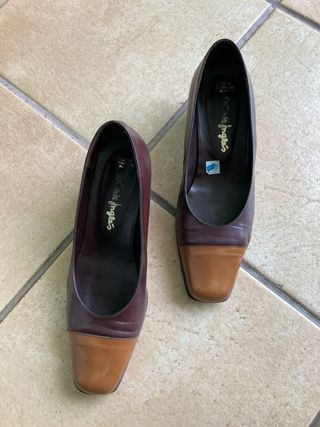 Zapatos de tacón marrones con puntera