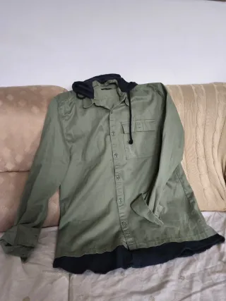 Camisa con capucha Pull&Bear verde y negra