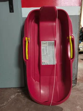 Trineo de Nieve Rojo con Asas Amarillas