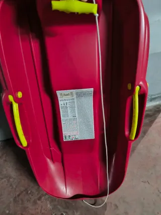 Trineo de Nieve Rojo con Asas Amarillas