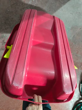 Trineo de Nieve Rojo con Asas Amarillas