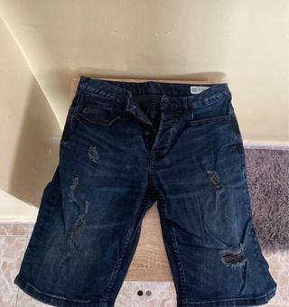 Pantalón vaquero corto roto