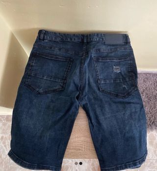 Pantalón vaquero corto roto