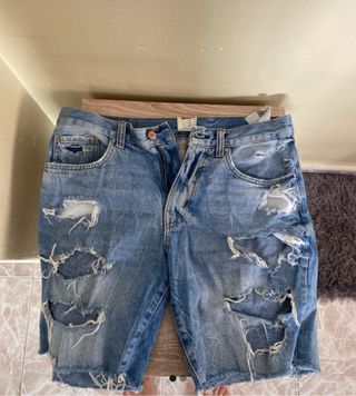 Pantalón vaquero desgarrado