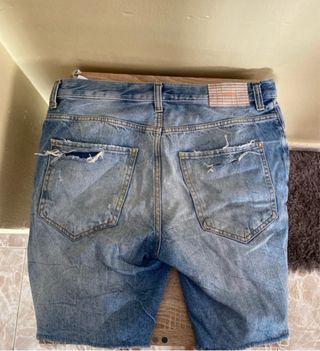 Pantalón vaquero desgarrado