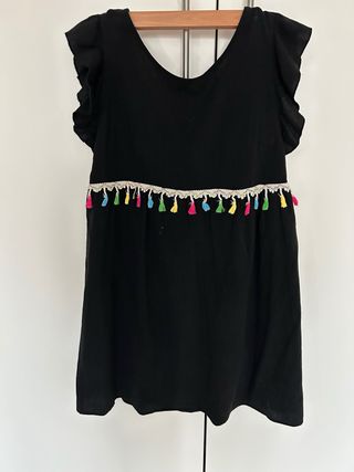 Vestido negro con flecos multicolor