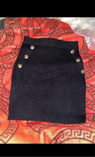 Falda negra con botones dorados