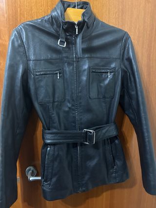 Chaqueta de piel negra con cinturón.