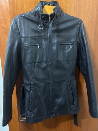 Chaqueta de piel negra con cinturón.