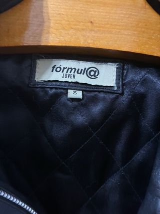 Chaqueta de piel negra con cinturón.