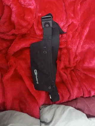 Riñonera deportiva rosa y negra