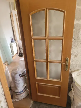 Puerta de madera con cristal