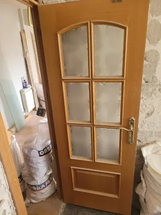 Puerta de madera con cristal