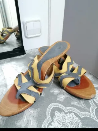 Sandalias de tacón grises y amarillas