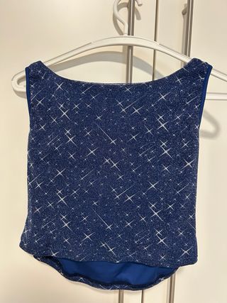 Top azul brillante con detalles