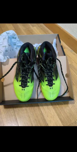 Zapatillas Under Armour Baloncesto Negras y Verdes