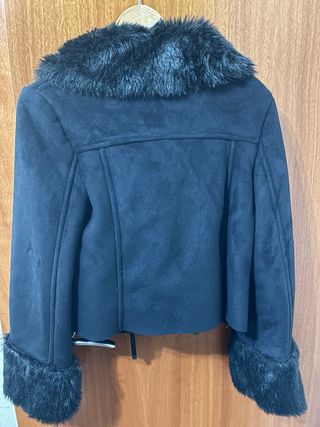 Cazadora Zara con borrego negra.