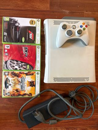 Xbox 360 con mando y 3 juegos.