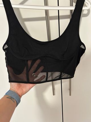 Top negro con transparencias