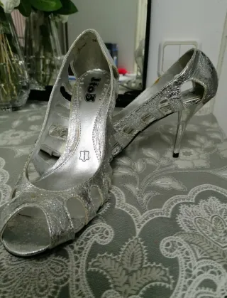 Zapatos de tacón plateados talla 38