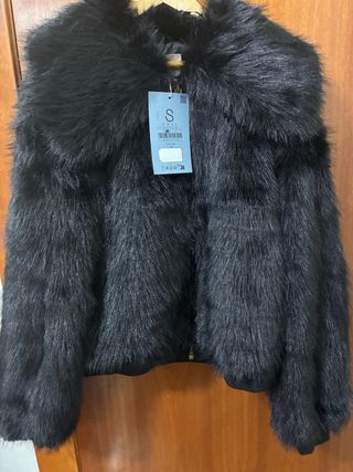 Chaqueta con pelo de Stradivarius en talla S