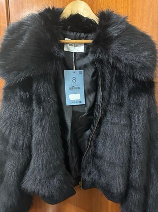 Chaqueta con pelo de Stradivarius en talla S