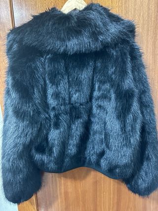 Chaqueta con pelo de Stradivarius en talla S